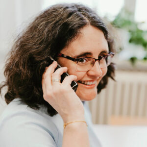 about-application Frau am Telefon