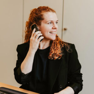 about-efficiacy Frau am Telefon