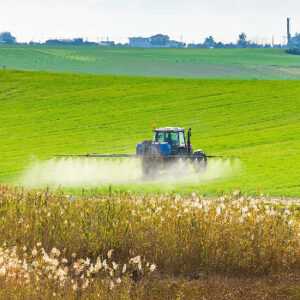 Tractor spraying the chemicals Sprühtraktor fährt über Wiese